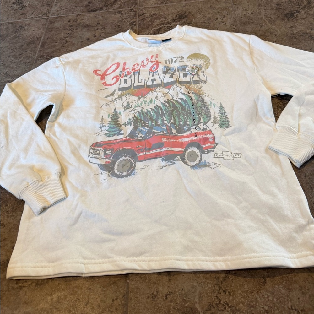 🍒Vintage-Inspired Crew Neck Sweatshirt - White with Red Graphic
